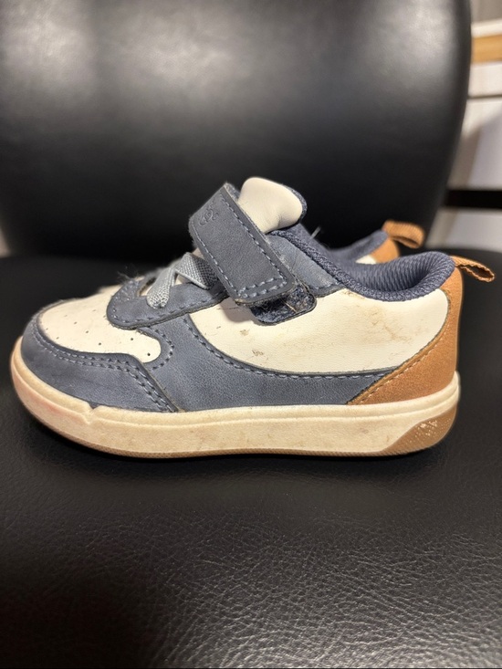 5/$25 Kids Casual Velcro Sneakers in Blue and Cream - Picture 2 of 8